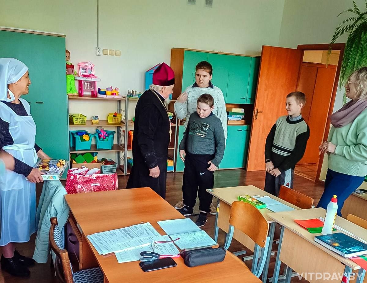 Протоиерей Владимир Коледа поздравил с праздником Пасхи детей-инвалидов