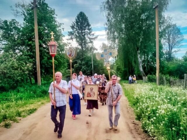 Состоялся традиционный крестный ход от храма Преображения Господня г. Чашники до храма Святителя Николая Чудотворца д. Браздецкая Слобода
