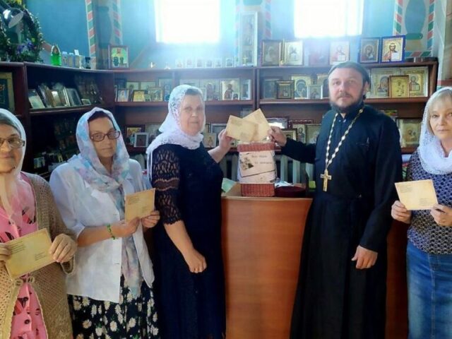 Протоиерей Николай Кисель принял участие в благотворительной акции "Будь рядом по переписке"