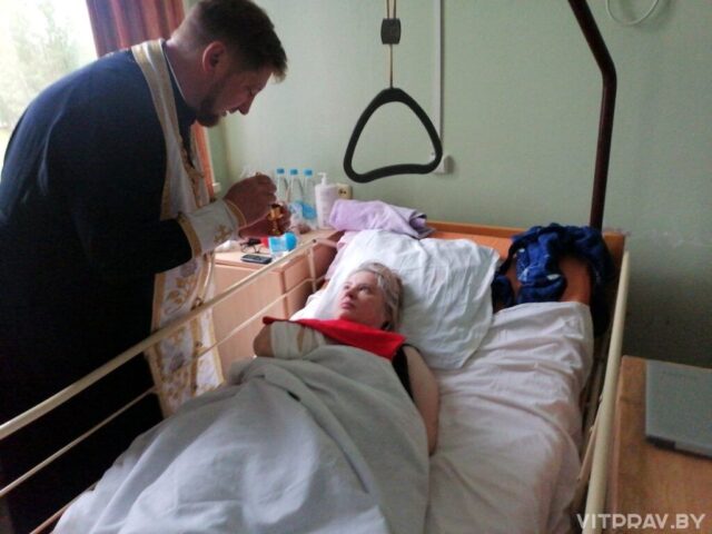 Настоятель храма священномученика Владимира, митрополита Киевского, г. Новолукомля посетил центральную больницу