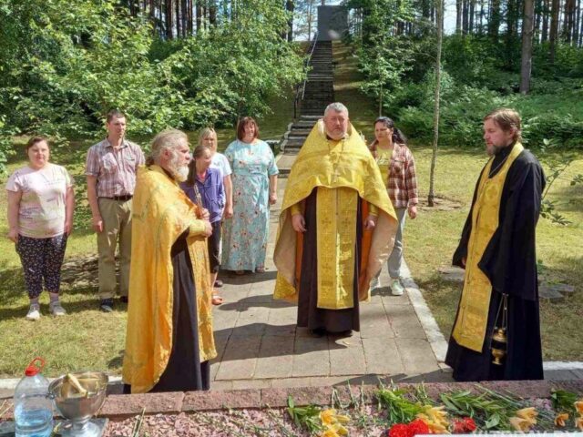 Иерей Стахий Киселев совершил литию в мемориальном комплексе "Пантеон памяти" Городка