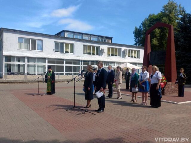 Протоиерей Владимир Кожановский принял участие в митинге-реквиеме в Новолукомле