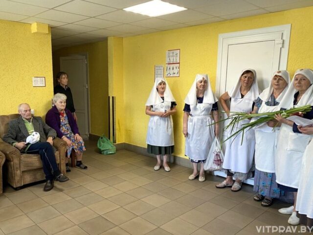 В праздник Святой Троицы сестры милосердия поздравили подопечных дома-интерната для инвалидов и престарелых Орши
