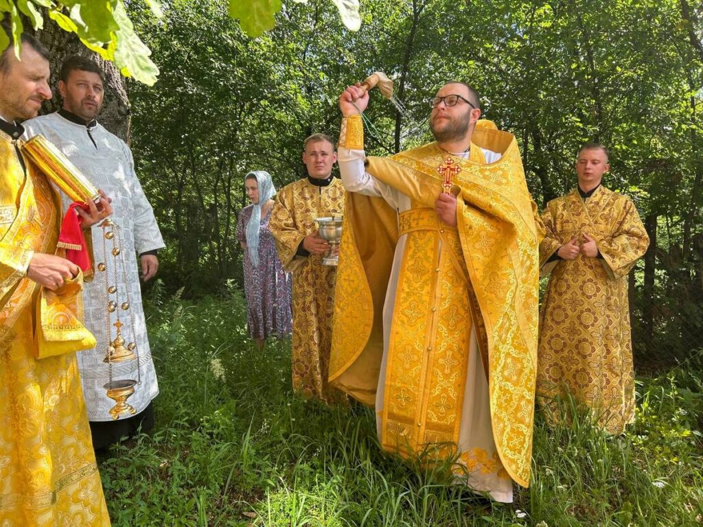 В Неделю 3-ю по Пятидесятнице епископ Евсевий совершил Литургию в храме Всех Святых д. Славное