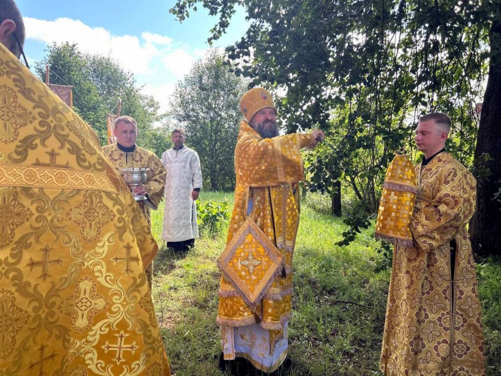 В Неделю 3-ю по Пятидесятнице епископ Евсевий совершил Литургию в храме Всех Святых д. Славное