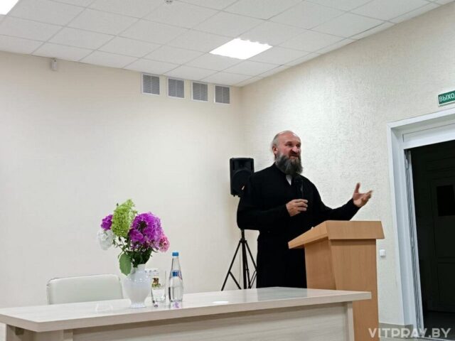 Епископ Евсевий провел очередную беседу в Витебской областной библиотеке имени Ленина