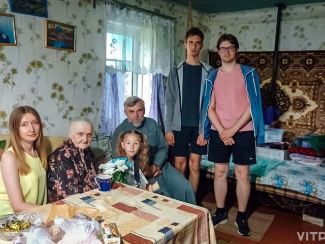 Иерей Сергий Федосеев посетил вместе с участниками молодежного братства 87-летнюю жительницу д. Гили