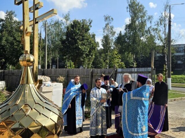 Архиепископ Димитрий освятил кресты и купола строящегося храма Рождества Христова Витебска