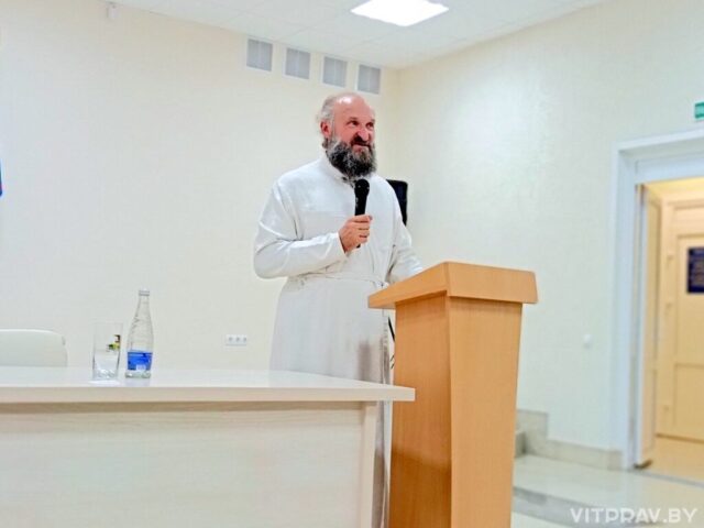 Епископ Евсевий провел занятие в Витебской областной библиотеке имени Ленина