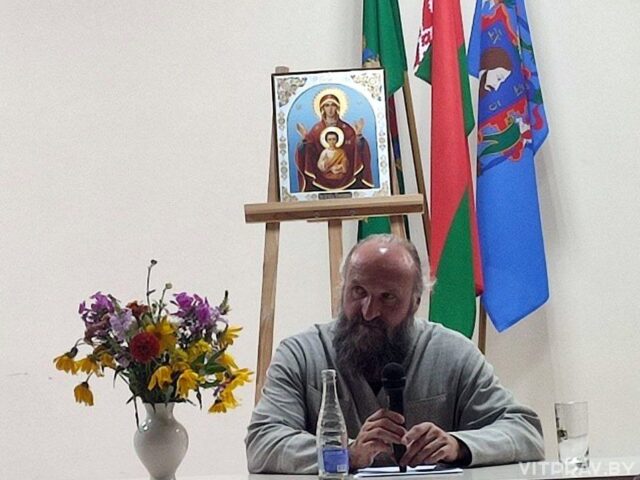 Епископ Евсевий провел беседу в Витебской областной библиотеке имени Ленина