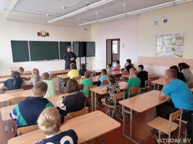 Иерей Георгий Слезник посетил летний лагерь в Средней школе N1 г. Новолукомля
