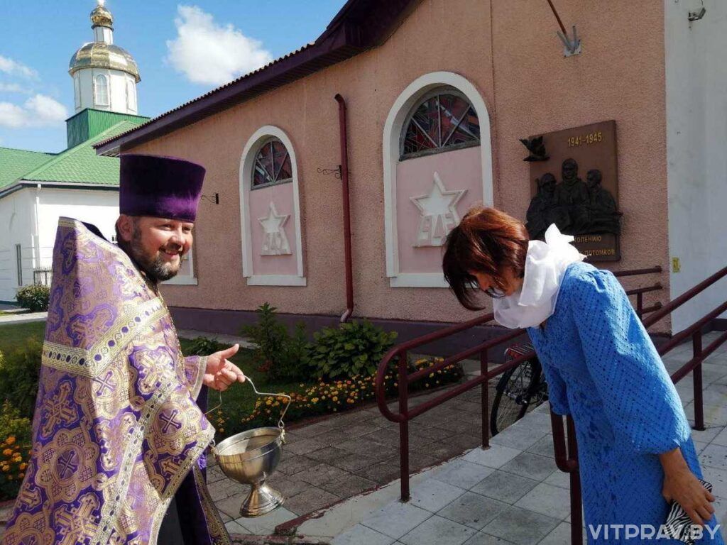Иерей Вячеслав Пашкевич c прихожанами прошли крестным ходом по главной улице городского посёлка Лиозно
