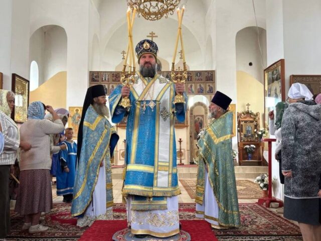 В Неделю 13-ю по Пятидесятнице епископ Евсевий совершал Литургию в храме святых преподобномучениц вел. кн. Елисаветы и инокини Варвары Городка