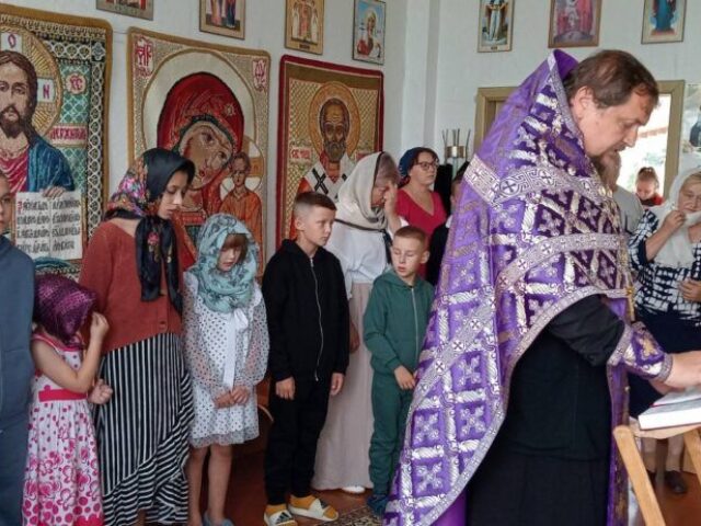 Иерей Виктор Гляд и волонтеры «Лучики добра» посетили Витебский социально-педагогический центр в д. Большие Летцы