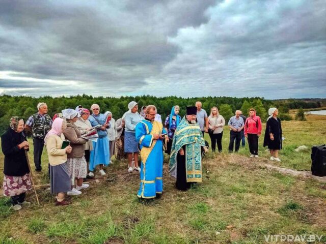 Протоиерей Владимир Коледа и прихожане храма совершили молебен на месте храма Успения святой праведной Анны