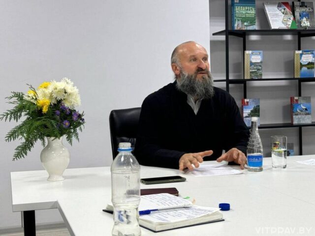 Епископ Евсевий провел беседу в Витебской областной библиотеке имени Ленина