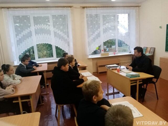 Протоиерей Александр Лазуко объяснил школьникам Символ веры