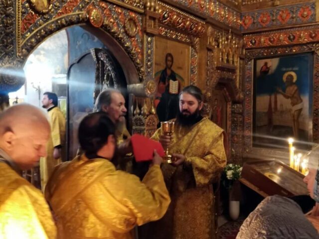 Диакон Илья Оганесян возглавил диаконский чин на Литургии в Покровском соборе в Москве
