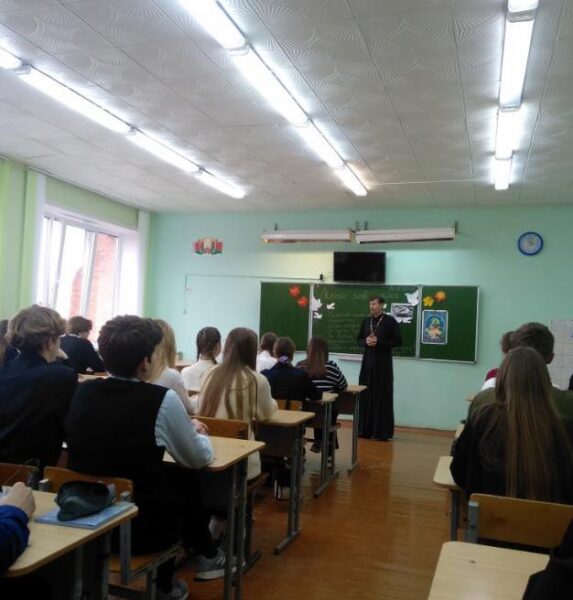 Иерей Вячеслав Анисов побеседовал со старшеклассниками о семейных ценностях