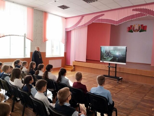 Протоиерей Александр Ковалев встретился с учениками 6-х классов средней школы № 15
