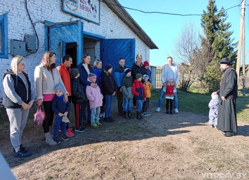 Праздничное мероприятие в рамках Недели родительской любви прошло для работников Толочинской центральной районной больницы и их детей на базе ФСК «Нива». Дети и взрослые провели время с лошадьми, покормили их и узнали много интересного о жизни этих удивительных животных. Гостем мероприятия стал благочинный Толочинского округа протоиерей Александр Лазуко, который поделился опытом своей семейной жизни. Будучи многодетным отцом, священник рассказал об особенностях многодетной семьи и воспитания в ней детей, ответил на вопросы присутствующих.