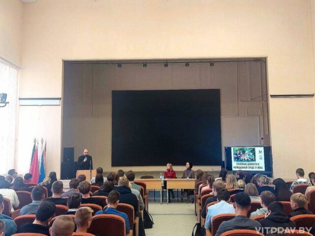 Протоиерей Вячеслав Енухов побеседовал со студентами Оршанского колледжа о семье и семейных ценностях