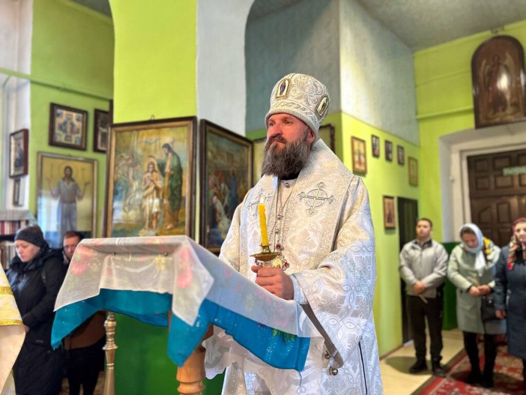 В Димитриевскую родительскую субботу епископ Евсевий совершил Литургию в храме Святой Живоначальной Троицы г. Дубровно