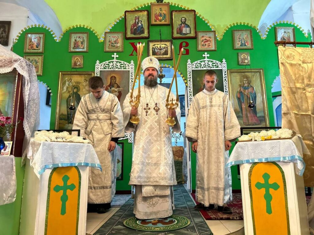 В Димитриевскую родительскую субботу епископ Евсевий совершил Литургию в храме Святой Живоначальной Троицы г. Дубровно