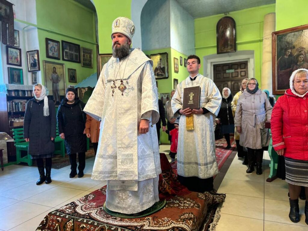 В Димитриевскую родительскую субботу епископ Евсевий совершил Литургию в храме Святой Живоначальной Троицы г. Дубровно