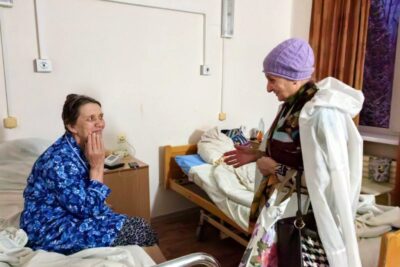 Протоиерей Георгий Слезник и сестры милосердия посетили Новолукомльскую центральную районную больницу