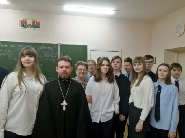 Иерей Дионисий Андреев побеседовал с девятиклассниками о свободе