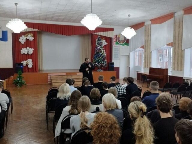 Иерей Виктор Гляд побеседовал со школьниками о Рождестве Христовом