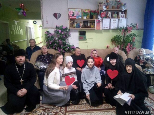 Иерей Димитрий Цыганков и монахини Покровского Толочинского монастыря поздравили с Рождеством воспитанников СПЦ, инвалидов и пожилых людей
