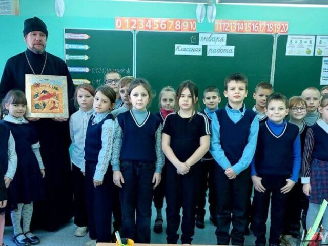 Иерей Вячеслав Зайцев рассказал школьникам о празднике Рождества Христова