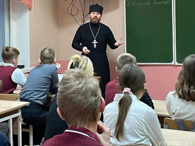 Иерей Дионисий Андреев побеседовал со школьниками о празднике Богоявления