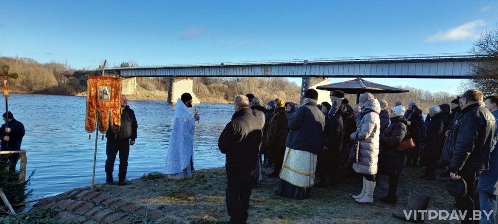 На реке Двина были организованы праздничные Крещенские купания
