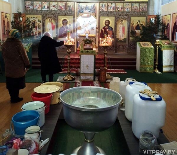 На реке Двина были организованы праздничные Крещенские купания