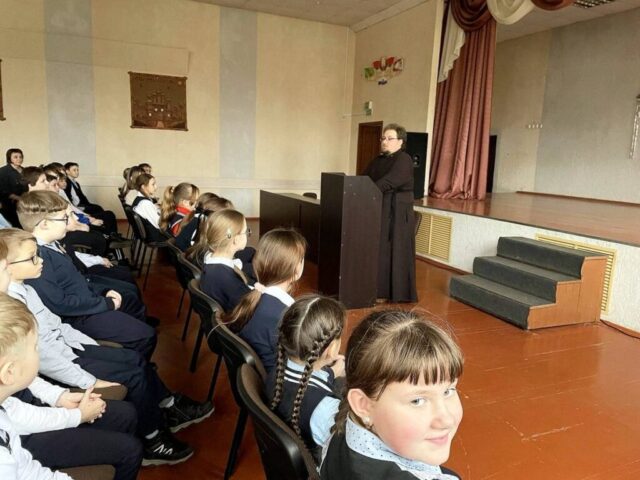 Иерей Георгий Слезник побеседовал со школьниками о праздниках Рождества и Богоявления