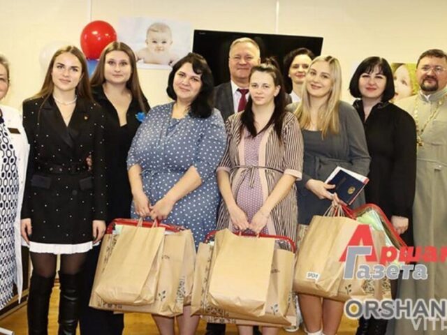 В Оршанском роддоме поздравили женщин, ставших мамами на Рождество