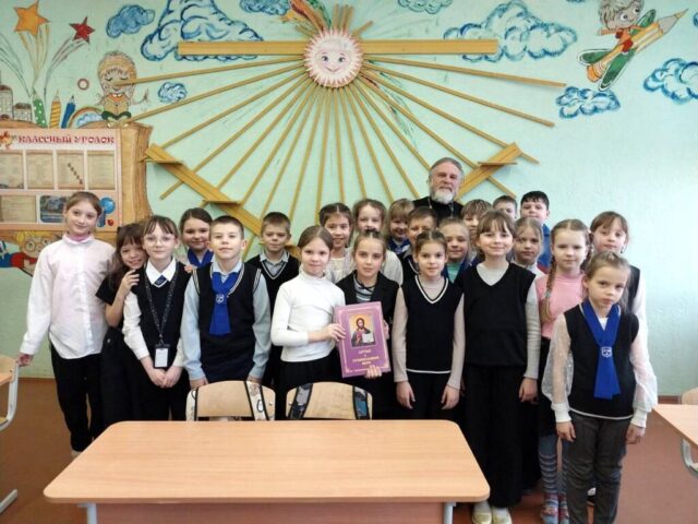 Иерей Стахий Киселев рассказал школьникам о празднике Сретения Господня