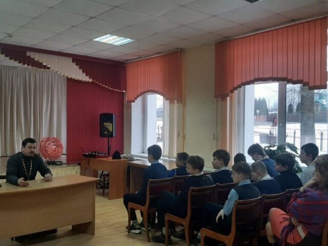 Иерей Михаил Машлякевич побеседовал с учащимися Вороновской средней школы о празднике Сретения