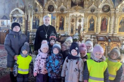 Иерей Сергий Федосеев провел экскурсию по храму Преображения Господня для воспитанников детского сада