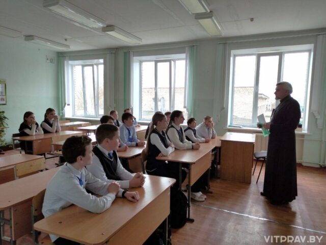 Иерей Сергий Федосеев побеседовал со школьниками о Почаевской иконе Божией Матери