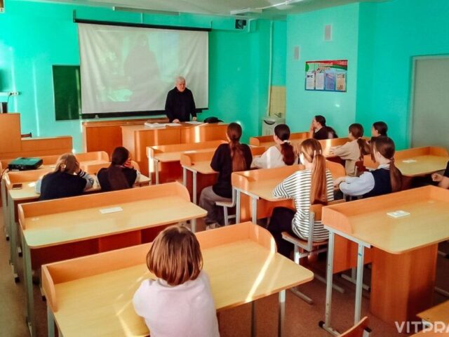 Преподаватель воскресной школы Александр Григорович побеседовал о прп. Евфросинии Полоцкой с учащимися Чашникской средней школы № 4