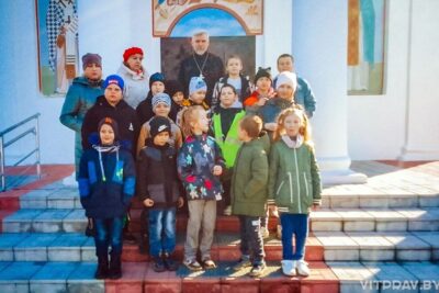Иерей Сергий Федосеев провел экскурсии по храму Преображения Господня для учащихся средней школы №4 г. Чашники