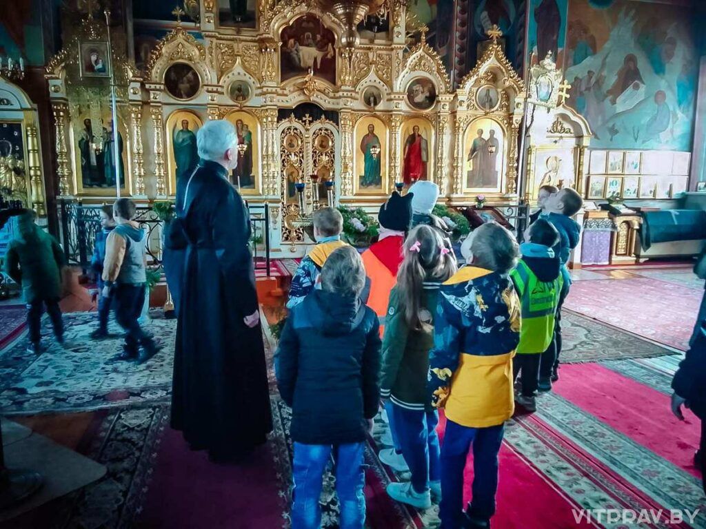 Иерей Сергий Федосеев провел экскурсии по храму Преображения Господня для учащихся средней школы №4 г. Чашники