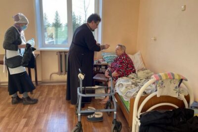 Иерей Георгий Слезник и сестры милосердия посетили Новозарянскую больницу сестринского ухода
