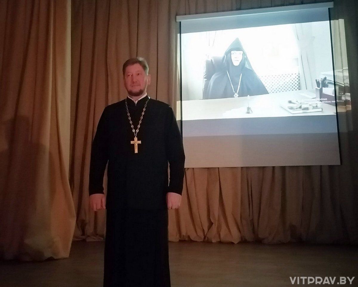 Протоиерей Владимир Кожановский произнес приветственное слово перед показом фильма "Обитель святой Евфросинии"
