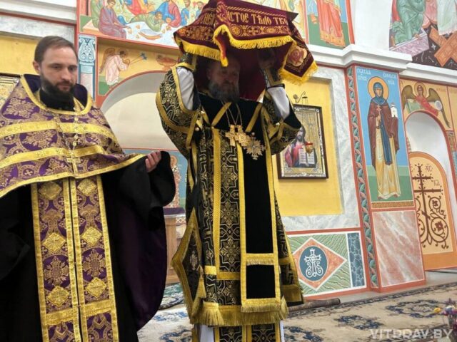 В Великую Пятницу епископ Евсевий совершил вечерню с выносом Плащаницы в храме прп. Евфросинии Полоцкой Витебска
