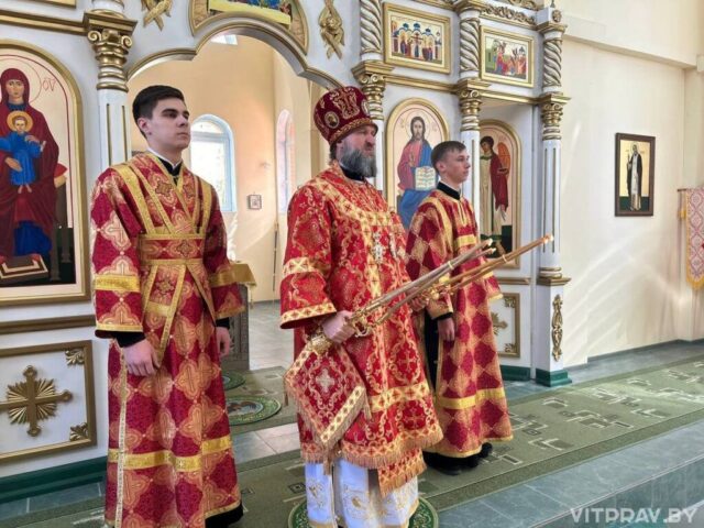 В Неделю 2-ю по Пасхе епископ Евсевий совершил Литургию в храме Всех Святых аг. Славное